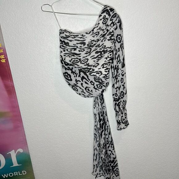 NWT Self Portrait LEOPARD PLISSE ONE
SHOULDER TOP IVORY/BLACK Size 8 - Picture 6 of 13